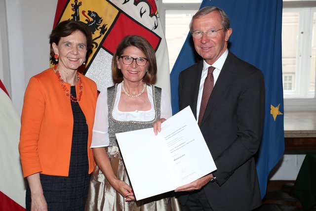 Elfriede Mörwald ist in mehrerer Hinsicht eine Pionierin, auch sie wurde mit dem Titel Medizinalrätin geehrt.
Landtagspräsidentin Brigitta Pallauf, Elfriede Mörwald und Landeshauptmann Wilfried Haslauer | Foto: Franz Neumayer