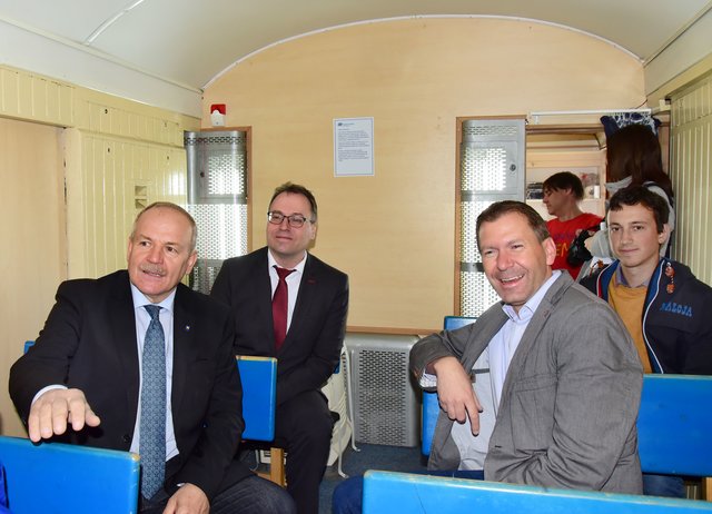 Bgm. Helmut Koch, Stadtrat Stefan Lang und Bahnhofsvorstand Rudi Hammerschmied  begrüßten die Kinder. | Foto: H. Schleich