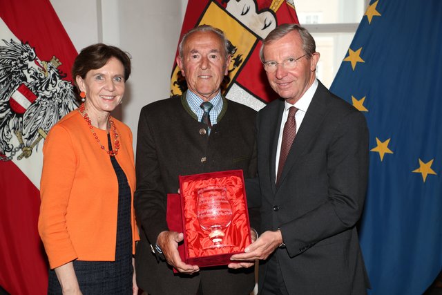 Der Flachauer Franz Lackner bekam den Ehrenbecher des Landes Salzburg für sein langjähriges Engagement in der Lawinenwarnkomission.
Landtagspräsidentin Brigitta Pallauf, Franz Lackner und Landeshauptmann Wilfried Haslauer | Foto: Franz Neumayer
