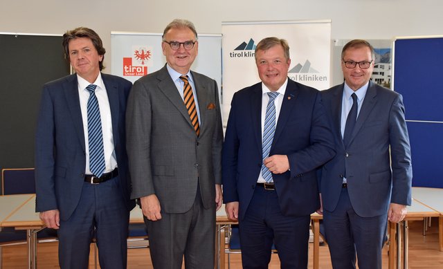 Präsentation des Zukunftspakets für die tirol kliniken im Rahmen der Tiroler Spitalsreform: von links tirol kliniken-Kaufmännischer GF Deflorian, MUI-Rektor Fleischhacker, LR Tilg, tirol kliniken-Medizinischer Geschäftsführer Prof. Wiedermann. | Foto: © Land Tirol/Schwarz