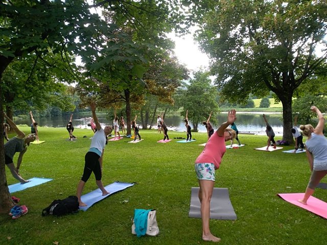 Entspannung mit Seeblick: Mit Yoga-Übungen kann man im Sommer den Tag am Flatschacher See ausklingen lassen