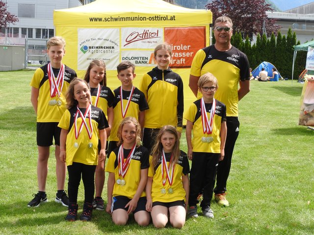 Die erfolgreichen Athleten Nico Tabernig, Lea Tabernig, Leo Preyer, Schirin Inderster, Trainer Pepi Mair (h.v.l.), Anna Nemmert, Matthäus Presslaber, Theresa Riepler und Karl Kastner (v.v.l.) | Foto: SU Osttirol