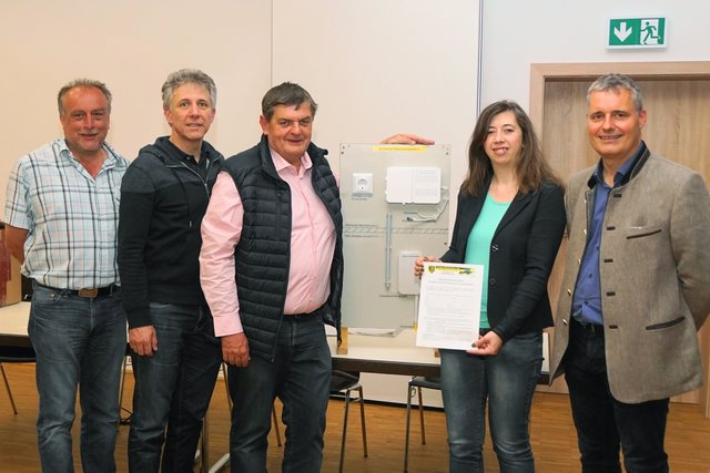 Die Nutzer eines LWL-Anschlusses, Günter Dorner und Franz Kaiblinger, berichteten von ihren guten Erfahrungen mit Vizebürgermeister Franz Hirschböck, Bürgermeisterin Daniela Engelhart und Netz-Administrator Herbert Flatscher.