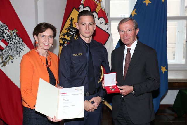Christian Plaimer aus St. Johann rettete einer Frau, die in die Salzach gesprungen war, das Leben. Landtagspräsidentin Brigitta Pallauf, Christian Plaimer und Landeshauptmann Wilfried Haslauer | Foto: Franz Neumayer