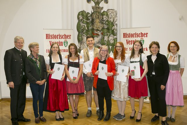 Die Schüler des BG/BRG Leibnitz freuen sich über die Auszeichnung durch LR Ursula Lackner.  | Foto: Land Stmk/Kranzelbinder