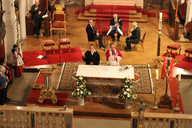 Lektorin Christa Arnold und Stiftspfarrer Leon Sireisky hielten den ökumenischen Gottesdienst im Zuge der Langen Nacht der Kirchen.  | Foto: Peter Rinnerthaler/ Hilde Gaber