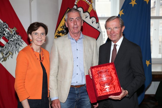 Herbert Lanzinger rettete durch sein beherztes Eingreifen einem Badegast in St. Martin das Leben.
Landtagspräsidentin Brigitta Pallauf, Herbert Lanzinger und Landeshauptmann Wilfried Haslauer | Foto: Franz Neumayer