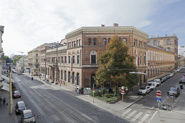 Der rote Ziegelbau beherbergt mehr, als man auf den ersten Blick erkennen mag.