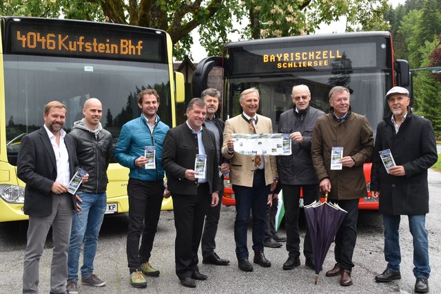 Präsentierten die neue Buslinie in Landl: Martin Ledermaier (Bus Ledermair), Georg Kleeberg (Landkreis Miesbach), Georg Kittenrainer (Bgm Bayrischzell), Franz Schutzenbaumer (Bgm Schliersee), Hannes Juffinger (Bgm Thiersee), Josef Lechner (Bgm. Fischbachau), Walter J. Mayr (Euregio), Johann Mauracher (Obmann TVB Kufsteinerland) und Peter Bartl (RVO).