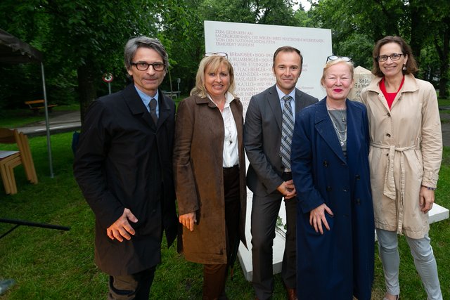 v.l.n.r.: Festredner Martin Hochleitner, Vorständin der Abteilung 2 Ingrid Tröger-Gordon, Vizebürgermeister Bernhard Auinger, Künstlerin Iris Andraschek und Karin Hofer, KZ-Verband.