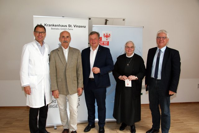 Präsentation des Zukunftspakets für das Krankenhaus Zams durch LR Bernhard Tilg und Generaloberin Gerlinde Kätzler (Mi.) sowie Primar Ewald Wöll, GF Bernhard Guggenbichler und Krankenhausverbandsobmann Bgm. Siegmund Geiger (v.l.).