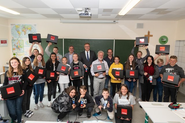 TIWAG-Vorstandsdirektor Thomas Gasser (Mitte) überreichte an die SchülerInnen der NMS Pfunds und Vizebürgermeister Peter Wille (7.v.r) die „Stromdetektive“.
  | Foto: TIWAG/Vandory