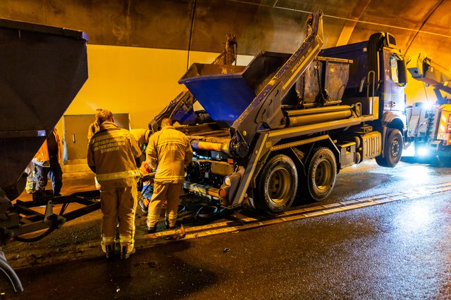 Zwei LKW und ein PKW sind im Tunnel zusammengekracht.