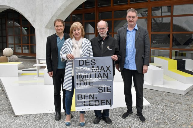 LRin Beate Palfrader (Mitte) präsentierte gemeinsam mit den Intendanten Manos Tsangaris (rechts außen) und Daniel Ott (links) sowie dem Projektleiter für Landeck, Franz Geiger, „Die sieben Leben des Maximilian“.
