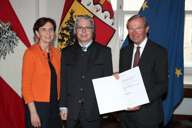 Der Vizepräsident der Zahnärztekammer Fritz Michalek aus Wagrain bekam den Titel Medizinalrat verliehen. Landtagspräsidentin Brigitta Pallauf, Fritz Michalek und Landeshauptmann Wilfried Haslauer | Foto: Franz Neumayer