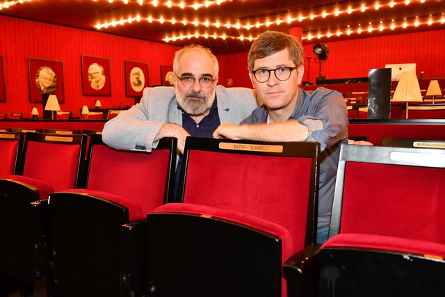 ichael Niavarani (l.) ist nun Eigentümer und künstlerischer Leiter des Simpl. Unterstützt wird er von Conférencier Joachim Brandl.