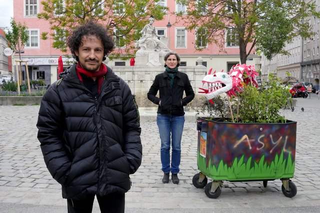 Komponist Alessandro Vicard und Produzentin Haldis Scheicher bei der Spielstätte am Siebenbrunnenplatz.