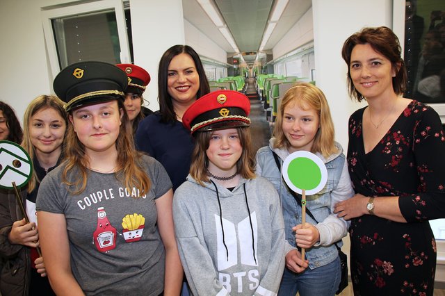 Im Zug: Die Mädchen mit Frauenlandesrätin Eisenkopf und Dr. Hana Dellemann, Vize-Generaldirektorin der Raaberbahn | Foto: Landesmedienservice Burgenland