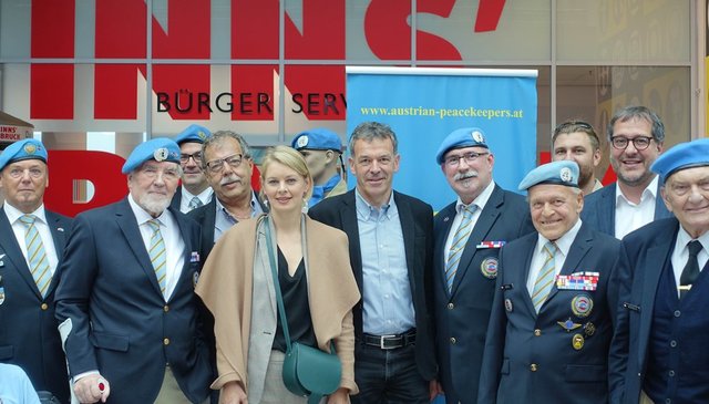 Bürgermeister Georg Willi (Mitte), Vizebürgermeister Franz X. Gruber (2.v.r.), Stadträtin Mag.a Elisabeth Mayr (Mitte) und Gemeinderat Gerhard Fritz (4.v.l.) | Foto: Media Service Stadt Innsbruck Sabine Kuess