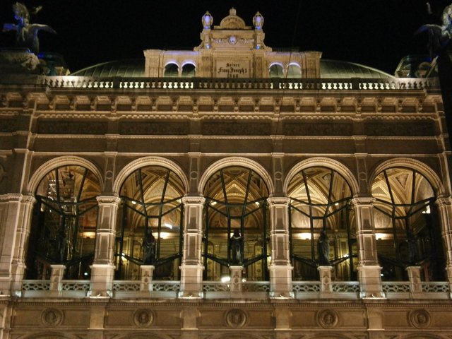 Die Wiener Staatsoper, Frontansicht. - Foto: Sylvia Kreye (Olympus Digital Camera, 28.11.2017)