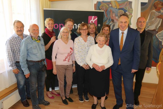 Die Topothek , eine Herzensangelegenheit des Heimatmuseums  Pressbaum, wurde kürzlich im Rathaus eröffnet. Topothekarin Mag. Birgit Bernhardini-Schneider(m.) ist auf der Suche nach Schätzen, die in so mancher Fotoschachtel schlummern. Zeitzeugin Elfriede Wacherbauer kennt noch die Personen auf den alten Fotos.