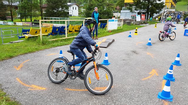 Die kleinen Radfahrer wurden beim Workshop auch auf die Wichtigkeit des Rad-Helmes aufmerksam gemacht. | Foto: Foto: Konrad Rauscher