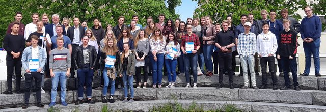 Die Schüler der vierten Schulstufen der BHAK Neumarkt bekamen beim Besuch von Martin Traintinger, Steuerberater und Geschäftsführer bei LBG Salzburg, einen Einblick in dessen Arbeit.  | Foto: LBG