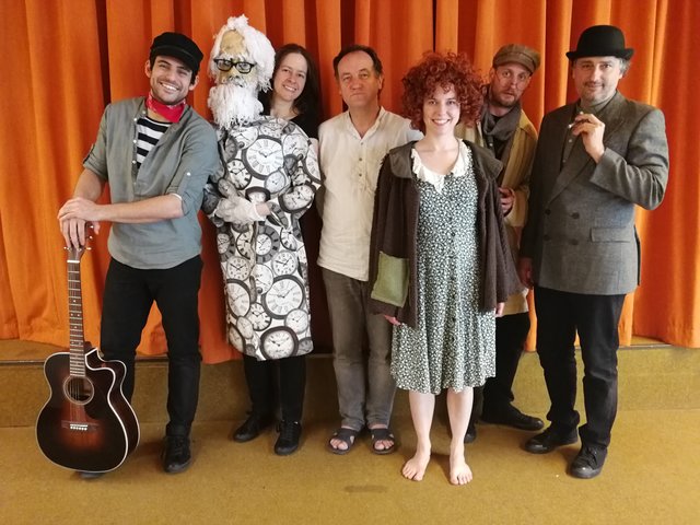 Das Ensemble: Alessandro Frick, Andrea Nitsche, Peter Hochegger (Regisseur), Stefanie Elias, Andreas Seidl und Thomas Bauer. | Foto: Naz Kücüktekin