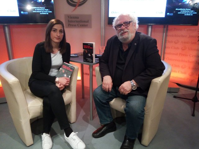 Mesale Tolu mit Fred Turnheim,  ÖJC Präsident.  | Foto: Robert Zinterhof