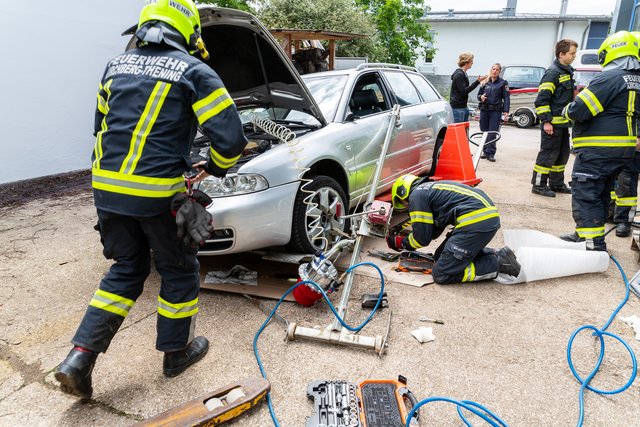 Der Mann wurde unter seinem PKW eingeklemmt.  | Foto: FOTOKERSCHI.AT / BAYER