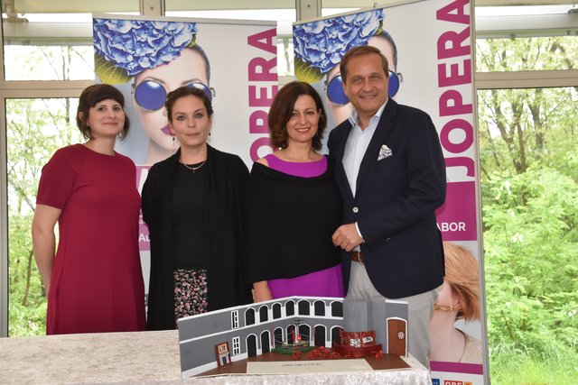 Intendant Dietmar Kerschbaum hat Anna-Sophie Lienbacher als Kostümbildnerin, Julia Scheeler für das Bühnenbild und Renate Pitscheider für die Titelrolle (von links) engagiert.