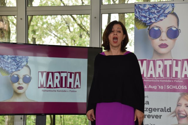 Martha (Renate Pitscheider) singt "Die letzte Rose".