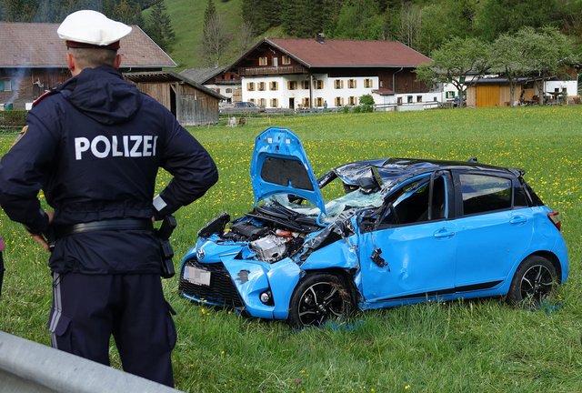 Der 54-Jährige wurde bei dem Unfall im Auto eingeklemmt, und musste von der Feuerwehr geborgen werden. | Foto: Zoom Tirol