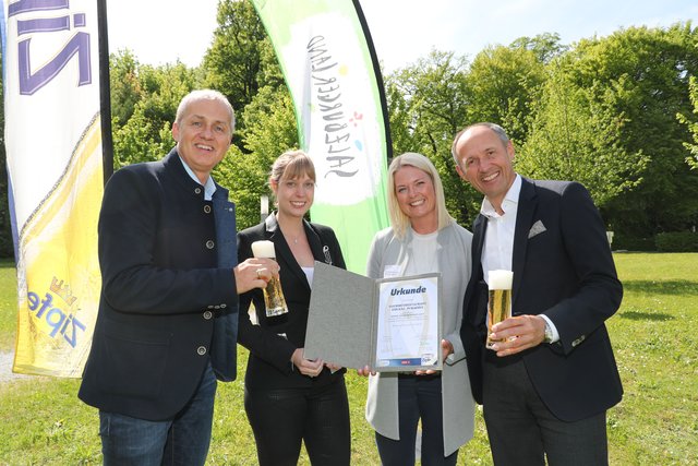 Von links bei der Übergabe des Zipfer-Tourismuspreises: Günther Hinterholzer (Verkaufsdirektor Gastronomie Salzburg der Brau-Union Österreich), Sarah Hampf, M.A. (Marketing & Sales), Bianca Weber, M.A. (Marketingleitung), Leo Bauernberger (GF Salzburger Land GmbH).