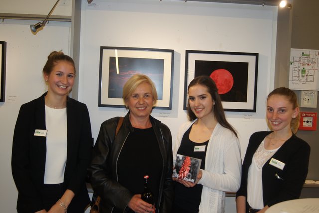 Barbara Vockner (2.v.l) und Magdalena Vlajcic (3.v.l) gewannen mit ihren Fotos die Preise der Publikumsjury.
Foto: Robert Kalss