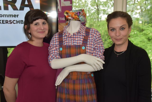 Anna-Sophie Lienbacher (links) ist die Kostümbildnerin, Julia Scheeler die Bühnenbildnerin.