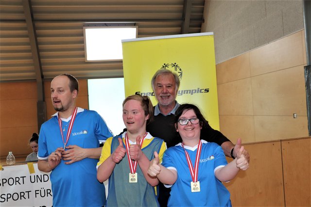 Heinz Tippl bei der Siegerehrung eines unified Basketballturniers. | Foto: Edith Ertl