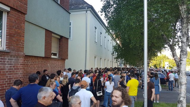 Hunderte schafften es nicht mehr rechtzeitig ins Wahllokal.