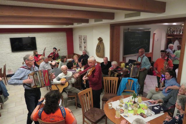 Viel Musikanten waren wieder beim "klingenden Wochenteilen"