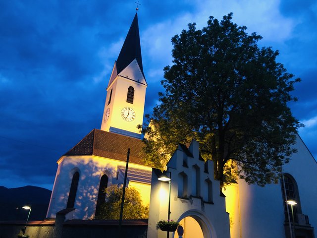 In der Stadtpfarrkirche wird ein Kondolenzbuch aufgelegt. | Foto: Verderber