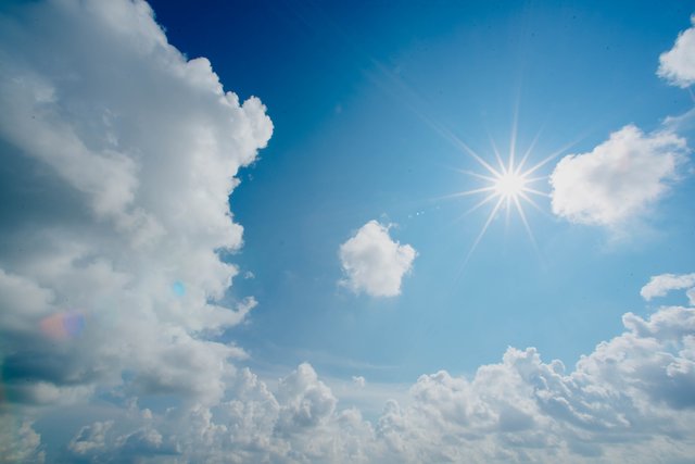 Wetter in Tirol: am Wochenende lässt sich die Sonne endlich blicken. Die Temperaturen könnten endlich die 30 Grad knacken. | Foto: unsplash/chuttersnap – Symbolbild