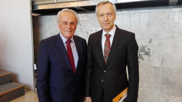 Der Gründer des parlamentarischen Gebetsfrühstücks in Österreich Josef Höchtl im Gespräch mit dem in der EU für die Freiheit der Religionsausübung Verantwortlichen Jan Figel (eh. EU-Kommissar und Außenminister der Slowakei) | Foto: zVg