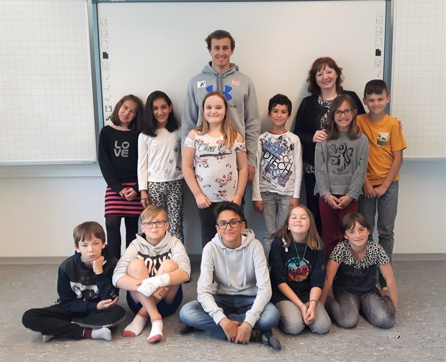 Stefan Brennsteiner mit den Kindern der Mittwochsgruppe der schulischen Nachmittagsbetreuung und mit Ilona Laube vom Hilfswerk Salzburg. | Foto: Hilfswerk Salzburg