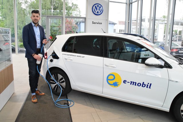 Gelden wird der e-Golf über eine haushaltsübliche Kraftstrom-Steckdose, zeigt Chef Jürgen Wais.