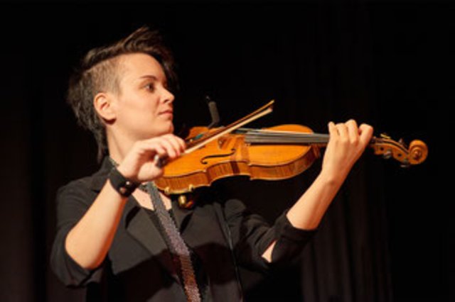 Komponistin und Geigerin Maria Salamon spielt "Ave of Air".