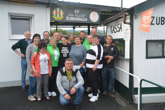 Am Sportplatzgelände vom SV Zuberbach trifft sich der Damenstammtisch rund um Beatrix Schutti. Auch die Männer sind dabei durchaus willkommen.