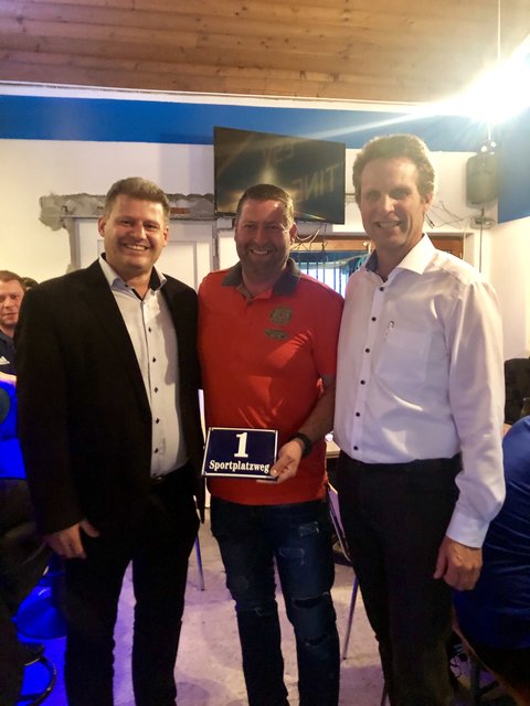 "Sportplatzweg 1" lautet die neue Adresse des Vereinsheimes vom ESV Hatting-Pettnau. Die beiden Bürgermeister Martin Schwaninger (r.) und Dietmar Schöpf (r.) gratulieren dem neuen Obmann Stefan Pittl
