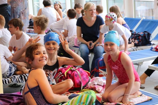 Die Schulen im Bezirk versammelten sich beim Bezirksschulschwimmen. | Foto: KK