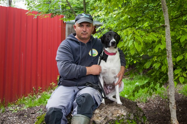 Jessy braucht sehr lange, bis sie Vertrauen zu jemandem fasst. Zu ihrem Pfleger hat sie es aber bereits.  | Foto: Sonja Müllner/ Pfotenhilfe 