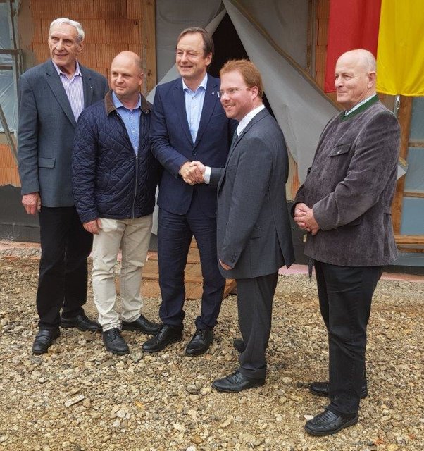 Bei der feierlichen Dachgleiche konnte NBG-Direktor Walter Mayr unter anderem Stadtrat Erich Hauptmann, Landtagsabgeordneten Martin Michalitsch, Bürgermeister Christoph Artner und Stadtrat Wolfgang Schatzl, begrüßen.